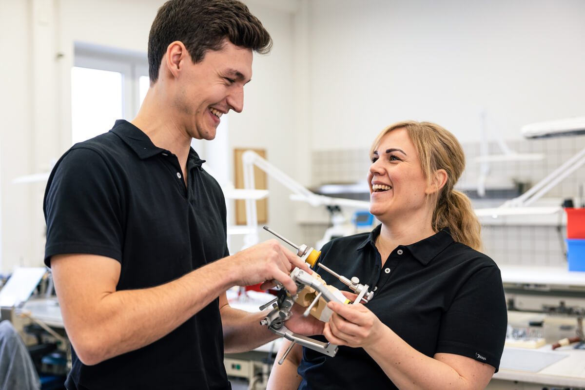 Dental-Labor Ott GmbH - Foto aus dem Laboralltag - Verstärkung für das Team